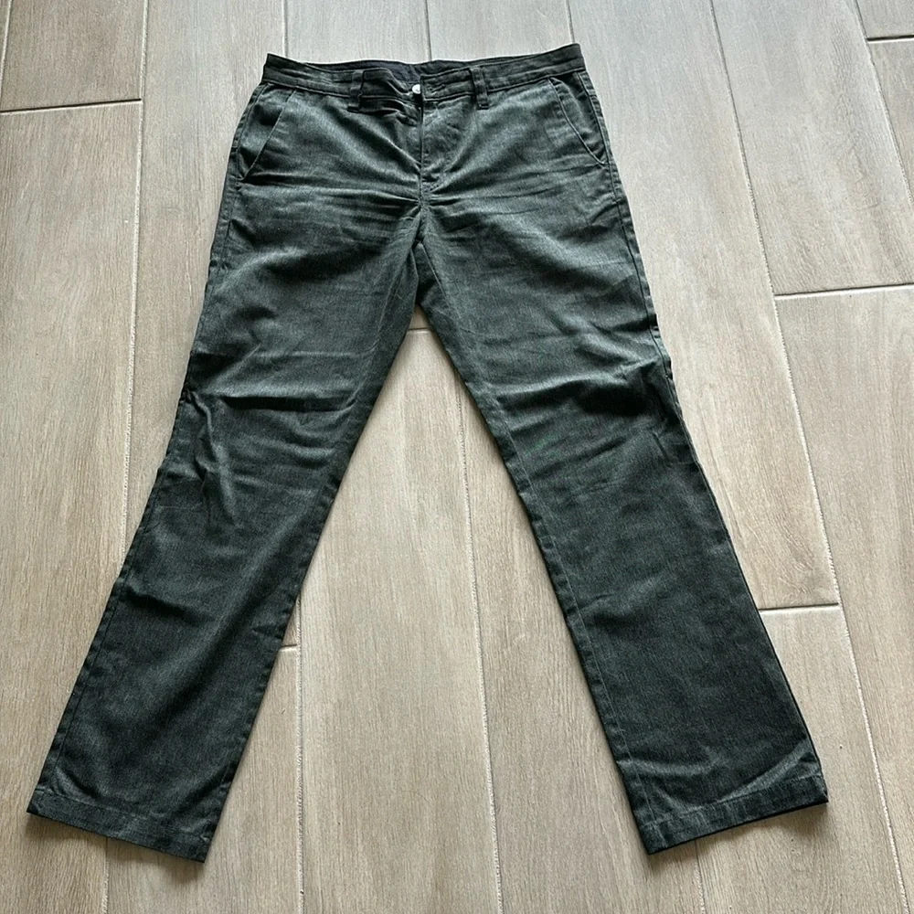 Men’s dark gray flat front Volcom pants